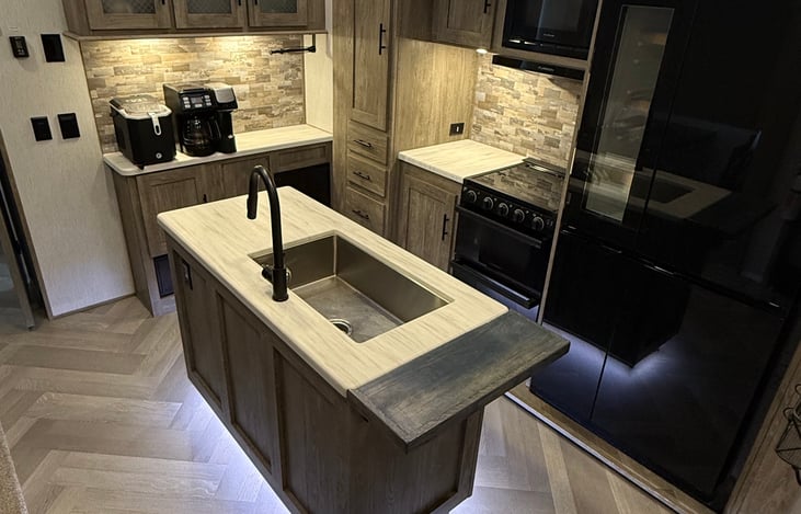 Kitchen & Dining