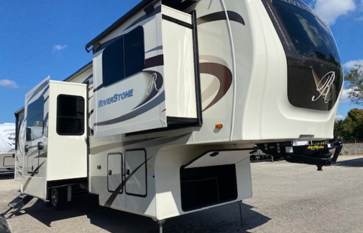 2 slide outs on the Starboard side: living room, and kitchen table.