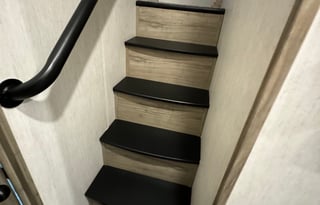 2022 Arctic Wolf 5th wheel sleeps 8-10