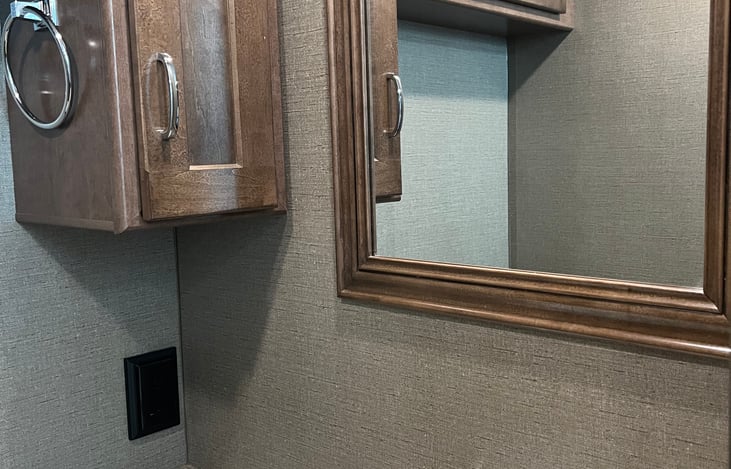 Plenty of room in the bathroom