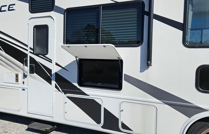 Enjoy outdoor entertainment with the 2024 Thor A.C.E. 32B's exterior TV—perfect for movie nights under the stars or catching the game at the campsite!