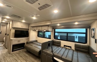 Luxury 2023 Thor Sleeps 8+