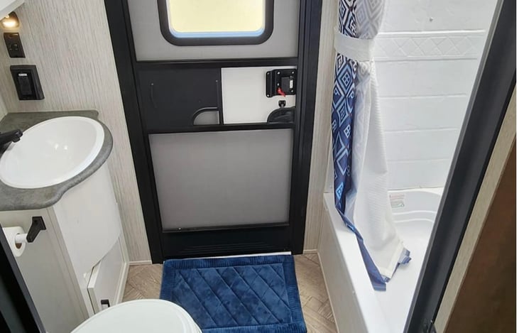 2nd full bath accessible from outside door