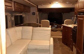 Winnebago Vista 35F (2 toilets / 1.5 bath)