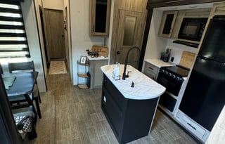 2022 Arctic Wolf 5th wheel sleeps 8-10