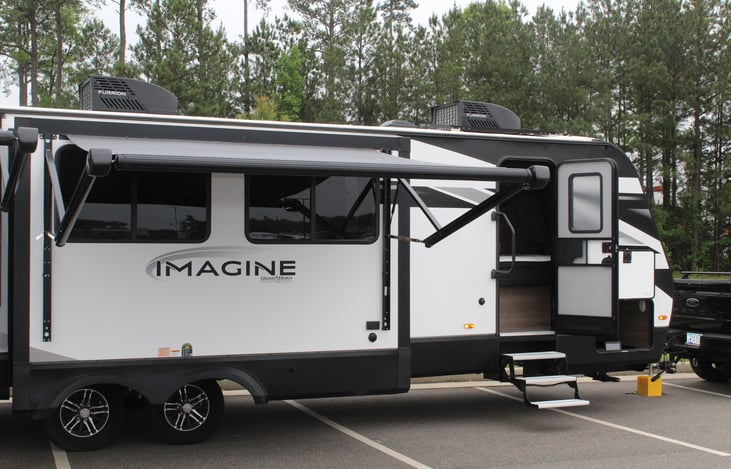 Right side with 1 (of 2!) awnings extended