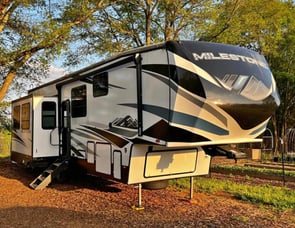 Heartland Milestone 326RL