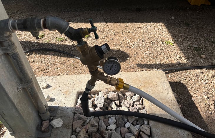 Water connection with pressure regulator and dual outlets — one for the trailer and one extra for a hose, making setup simple and convenient.