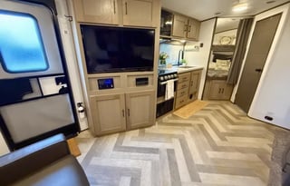 2021 Cruiser Twilight *King and Bunks* (BRFL 1818)