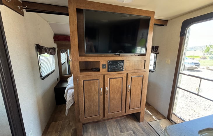 Tv with dvd player, cd, blue tooth.