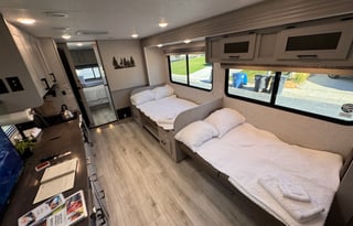 2025 33ft Coachmen 31MB - Sleeps 8