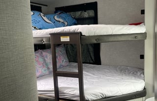 Keystone Bullet 330BHS – Sleeps 9 with 1.5 Baths