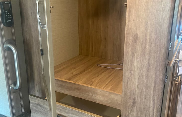 Bedroom closet,2large drawers