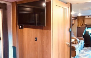 Lucy - Luxury RV for Your Stay in Camp Sherman