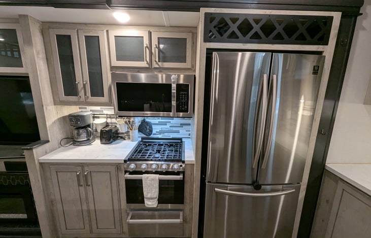 Chef’s dream galley! Features a massive 18 cu. ft. fridge, residential microwave, and 3-burner stove. Enjoy the solid-surface islands, deep sink, and pantry—perfect for feeding the whole crew.