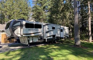 Kay-9 2016 Keystone RV Montana 3710 FL