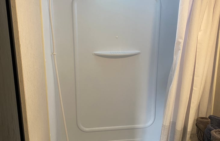 Inside shower with tub and free floating shower handle/hose