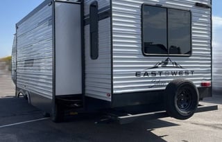 2024 EAST TO WEST Silver Lake 29K2S