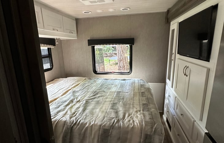 Main Bedroom-Queen size bed