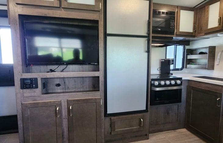 Nice big kitchen for you to prep and fix meals.