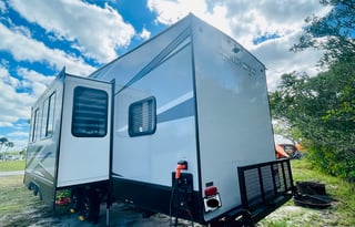 2022 Cherokee Arctic Wolf Fifth-wheel