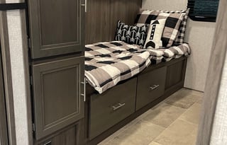 2021 Kodiak Ultra-Lite 332BHSL Huge Bunkhouse