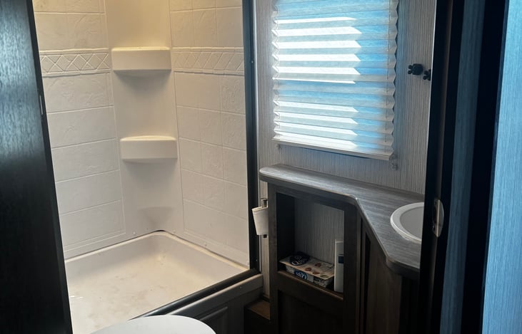 Large bathroom. Plenty of legroom!