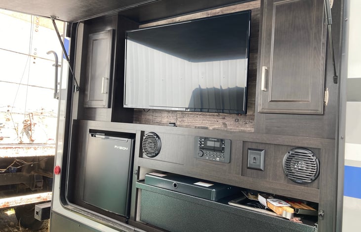 Outdoor kitchen with entertainment