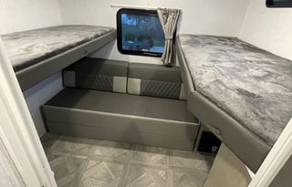 Sleeps 10! Private Bunk House and Bedroom!