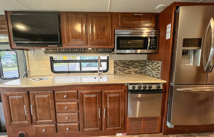 Spacious Kitchen / full-size refrigerator with ice maker.