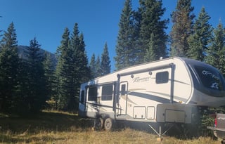 NEW 5TH WHEEL CAMPER WITH ROOM FOR EVERYONE!