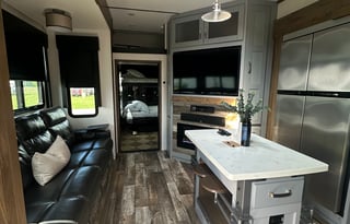Upscale Getaway On Wheels  (DELIVERY ONLY)