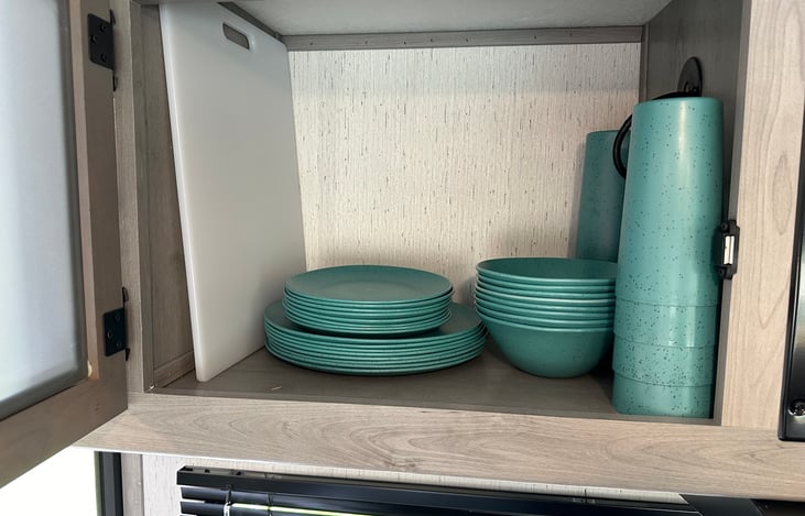 8 place dinnerware setting.