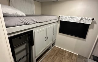 2022 Family Friendly Triple Slideout Camper Rental