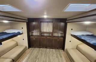 35' Cherokee Sleeps 12 with TRIPLE slide out! HUGE