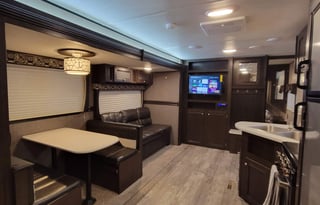 ★Full Size BUNKS★Private Queen Room★Exit 407