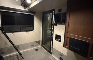 Steele’s Keystone Fuzion345 5thWheel Delivery only