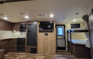 Large Shower☆Outdoor kitchen☆Slide out☆ BUNKS