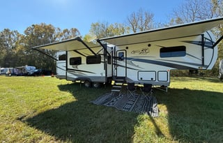Luxury 5th Wheel Bunkhouse, Sleeps 10 + 1.5 Baths