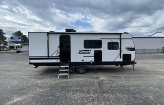 Easy Livin’ with Eileen – 2025 Coleman Camper 27'