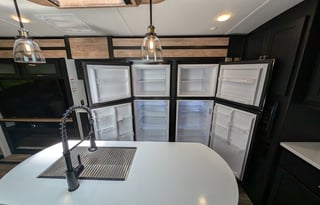 Outback: Chef's kitchen, King bed, 3 slides, Solar