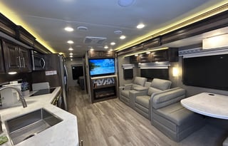 Five-Star Desert Oasis on Wheels!