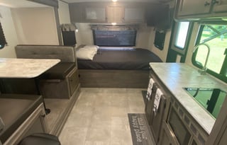 Sleeps 6 Outdoor kitchen Smart TV and SUV towable!