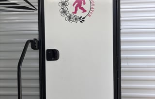 Sassy Sasquatch – Family Bunk w/ Outdoor Kitchen