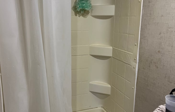 Bathroom : shower, sink, toilet