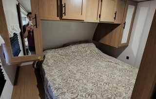 Family-Friendly 28' Avenger – Sleeps 8, Bunk Beds