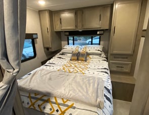 Coachmen RV Freelander 27QB Ford 350