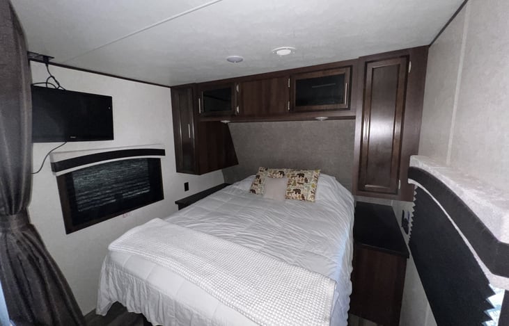 Queen bed, additional foam pad, white bedding so that they can be bleached between uses.