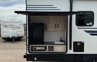 Easy Luxury Getaway! King Bed!