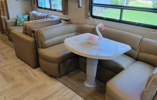 Family Fun Coach-MN-Bring Fido -2Bath! - 2019